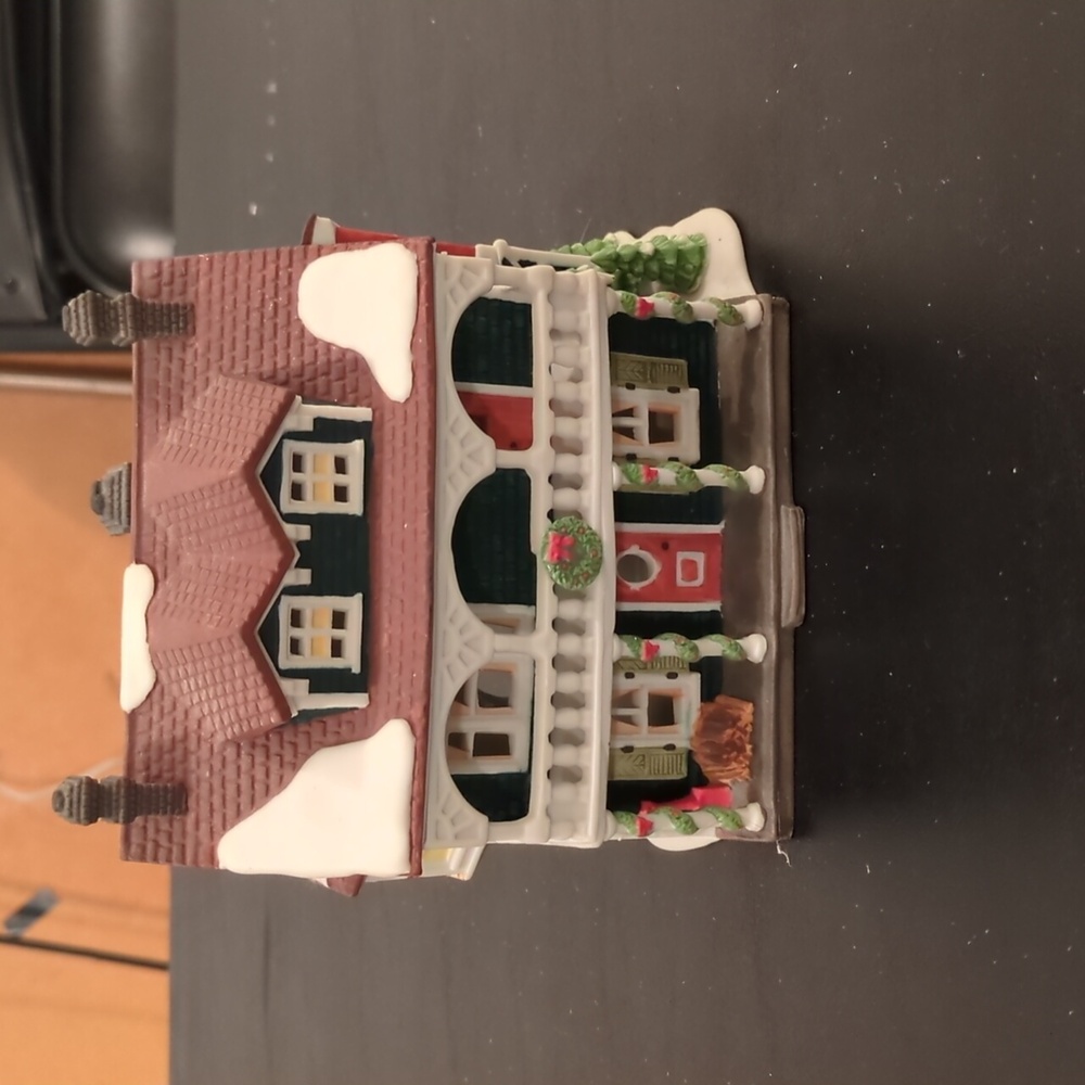 Department 56 New England Village Captain's Cottage